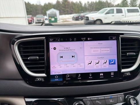 Used 2023 Chrysler Pacifica Touring-L image 15