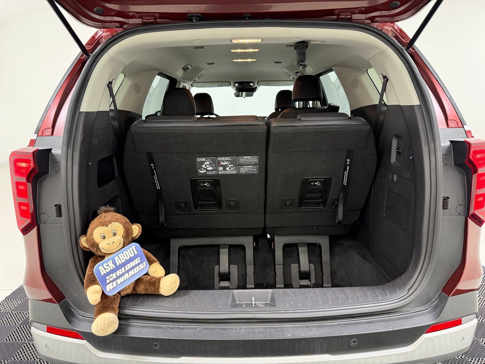 Used 2025 Kia Carnival FWD image 8