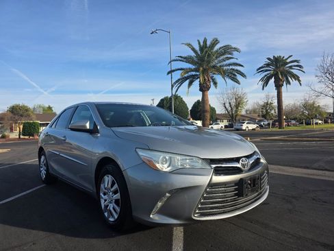 Used 2016 Toyota Camry LE image 1