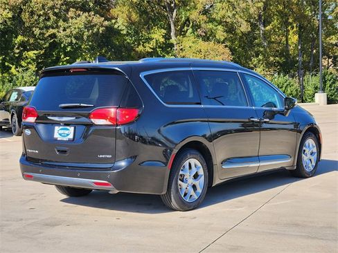 Used 2020 Chrysler Pacifica Limited image 7