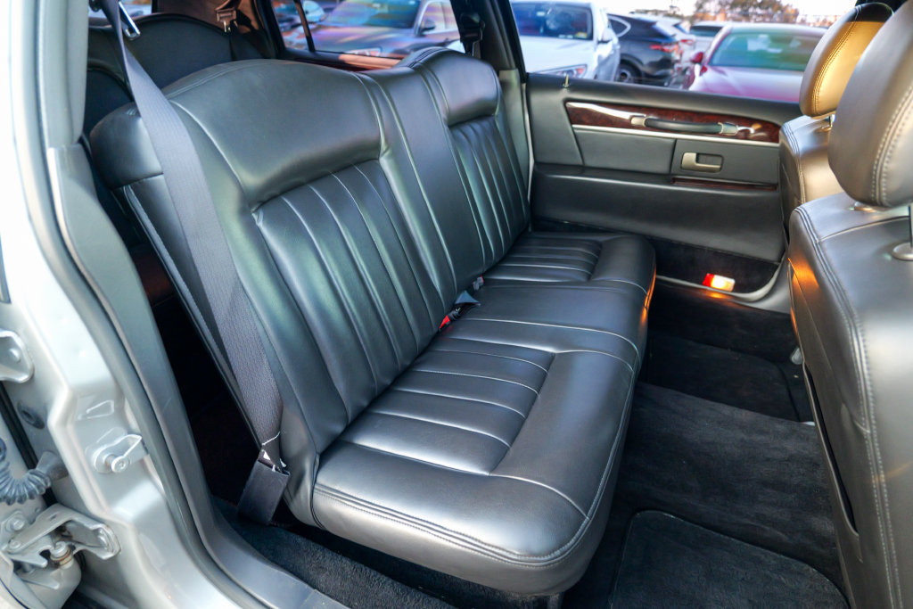Used 2008 Lincoln Town Car Executive RWD image 39
