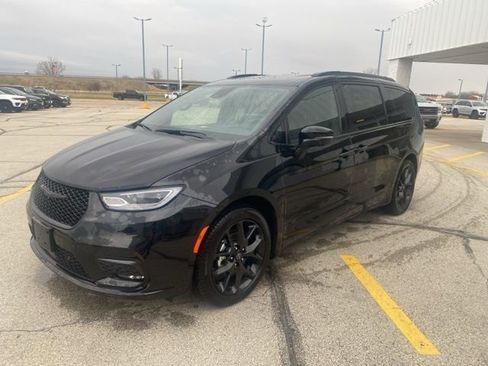 Used 2025 Chrysler Pacifica Limited image 5