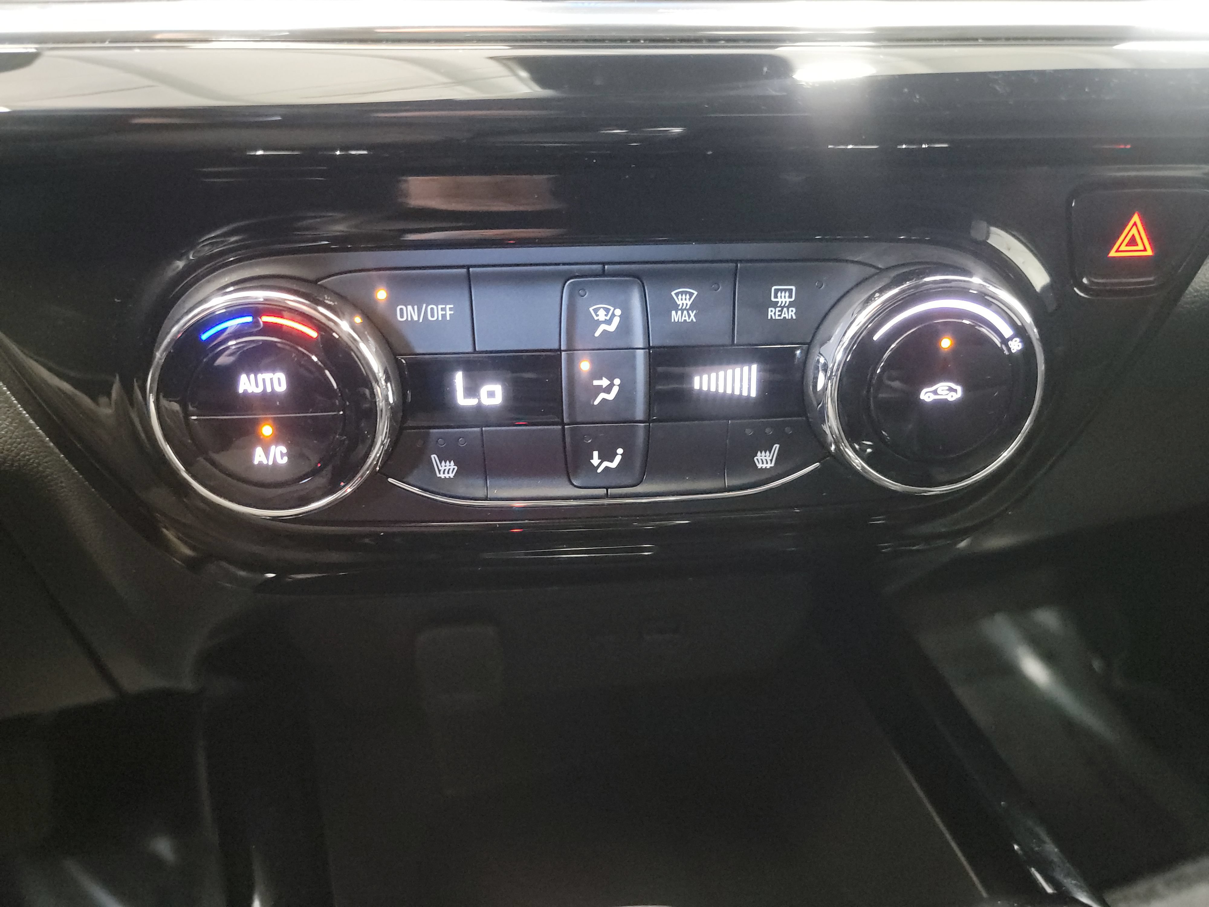 Used 2024 Chevrolet Trax RS w/ Driver Confidence Package FWD image 21