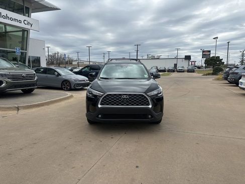Used 2025 Toyota Corolla Cross LE w/ Moonroof Package FWD image 2