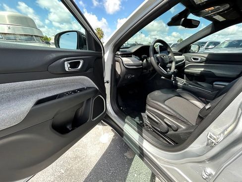 Used 2024 Jeep Compass Latitude AWD/4WD image 15