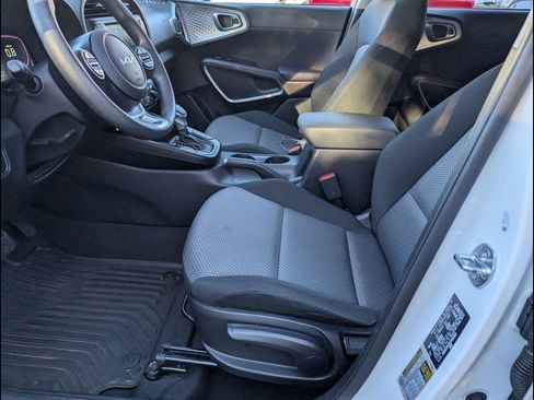 Used 2025 Kia Soul LX image 13
