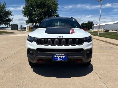 Used 2025 Jeep Compass Trailhawk AWD/4WD image 3