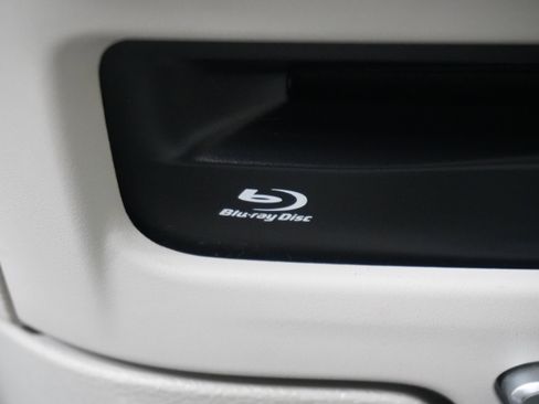 Used 2018 Chrysler Pacifica Limited w/ Tire & Wheel Group image 27