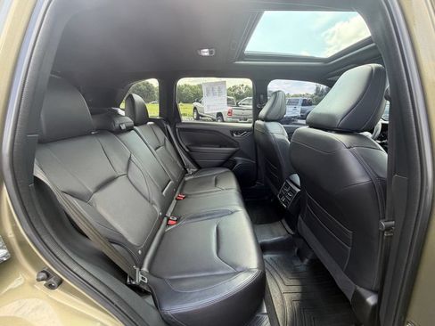 Used 2025 Subaru Forester Limited AWD/4WD image 22