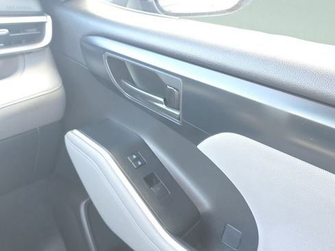 Used 2023 Toyota Highlander L FWD image 13