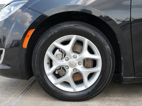 Used 2017 Chrysler Pacifica Touring-L Plus w/ Tire & Wheel Group image 26