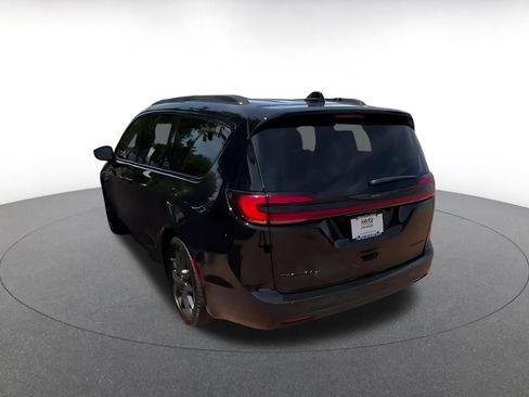 Used 2025 Chrysler Pacifica Limited FWD image 9