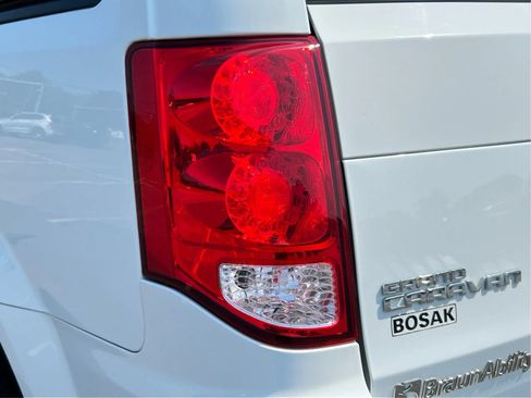 Used 2019 Dodge Grand Caravan SE FWD image 33