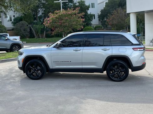 Used 2024 Jeep Grand Cherokee Limited w/ Black Appearance Package AWD/4WD image 3