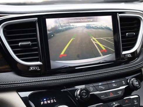 Used 2024 Chrysler Pacifica Limited image 18