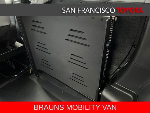 Used 2025 Toyota Sienna XLE image 28