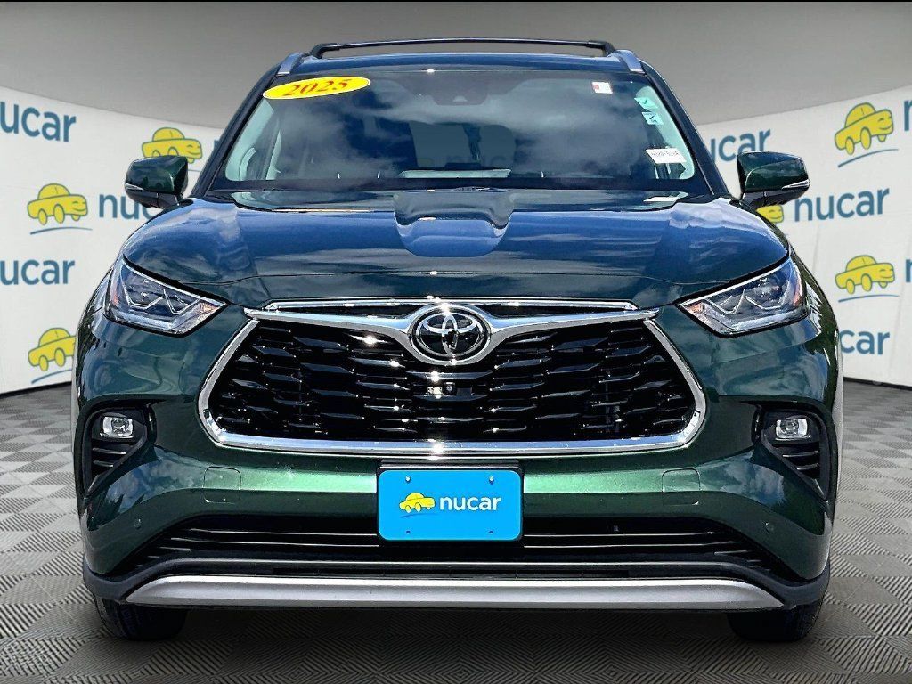 Used 2025 Toyota Highlander Platinum AWD/4WD image 2