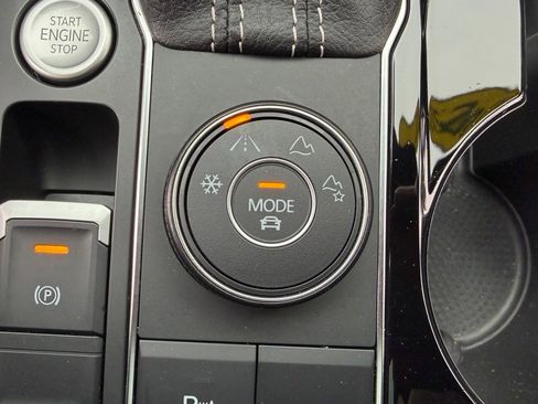 Used 2021 Volkswagen Atlas Cross Sport SEL image 33