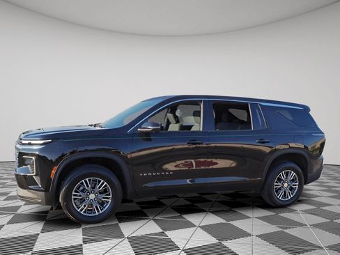 Used 2024 Chevrolet Traverse LS AWD/4WD image 4