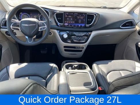 Used 2024 Chrysler Pacifica Touring-L image 6
