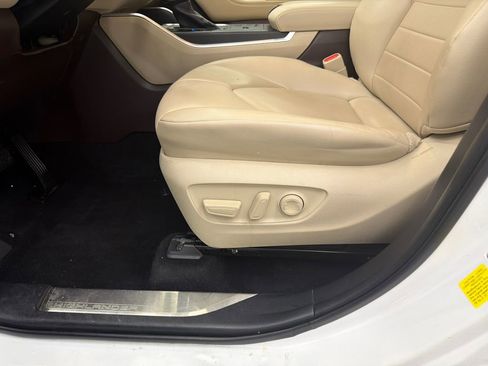 Used 2022 Toyota Highlander XLE image 10