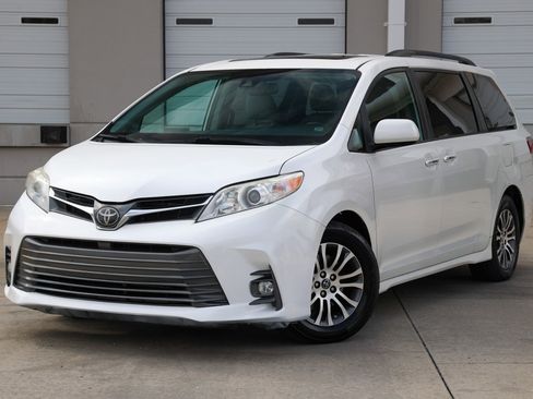 Used 2020 Toyota Sienna XLE image 1