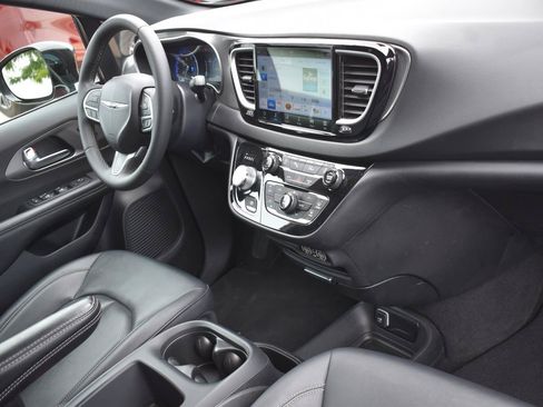 Used 2025 Chrysler Pacifica Select FWD image 13