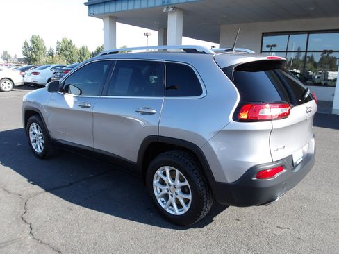 Used 2017 Jeep Cherokee Latitude w/ Comfort/Convenience Group image 3