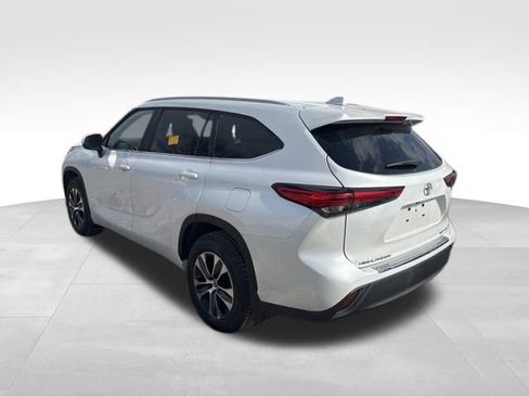 Used 2023 Toyota Highlander XLE image 3