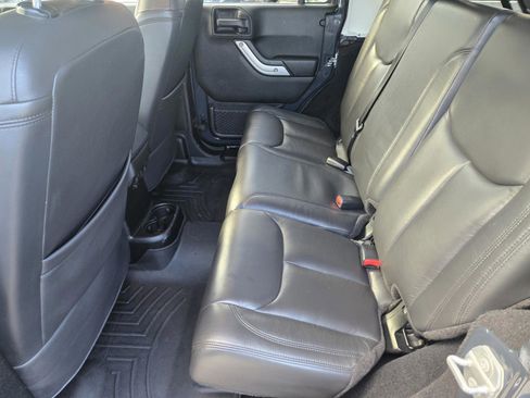 Used 2018 Jeep Wrangler Unlimited Rubicon w/ Connectivity Group image 10