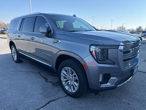 Used 2022 GMC Yukon XL SLT w/ SLT Premium Package AWD/4WD image 2