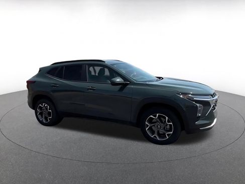 Used 2025 Chevrolet Trax LT FWD image 2