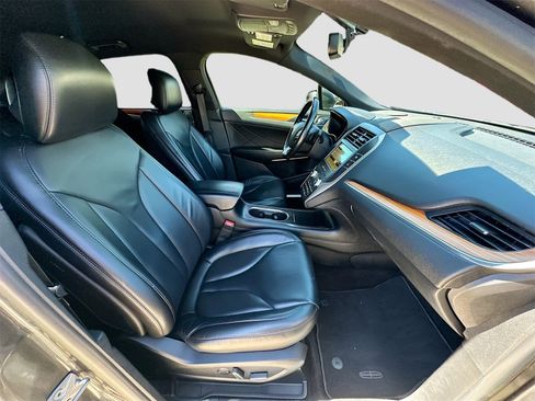 Used 2017 Lincoln MKC Select image 27