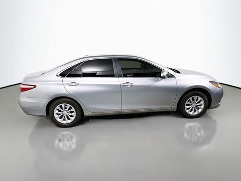 Used 2016 Toyota Camry LE image 3