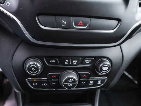 Used 2019 Jeep Cherokee Latitude Plus FWD image 24