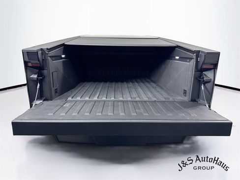 Used 2026 Tesla Cybertruck AWD Crew Cab image 34