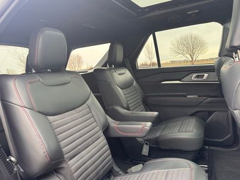 Used 2025 Ford Explorer ST-Line w/ ST-Line Street Pack AWD/4WD image 30