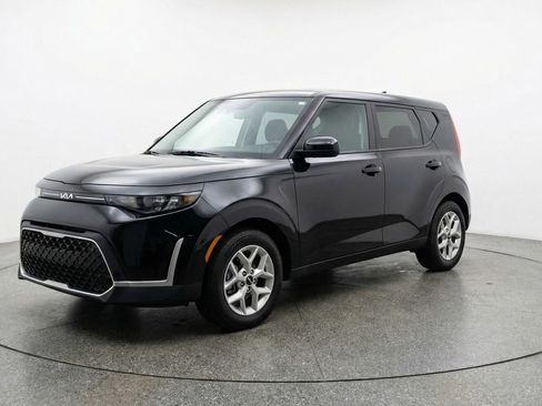 Used 2025 Kia Soul LX w/ LX Technology Package FWD image 3