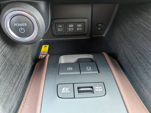 Certified 2024 Toyota Venza XLE AWD/4WD image 32