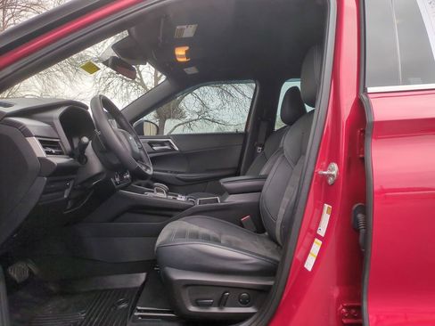 Used 2023 Mitsubishi Outlander SE Black Edition image 12