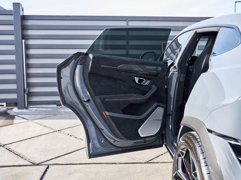 Used 2024 Lamborghini Urus Performante AWD/4WD image 32