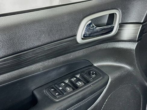 Used 2020 Jeep Grand Cherokee Laredo AWD/4WD image 17