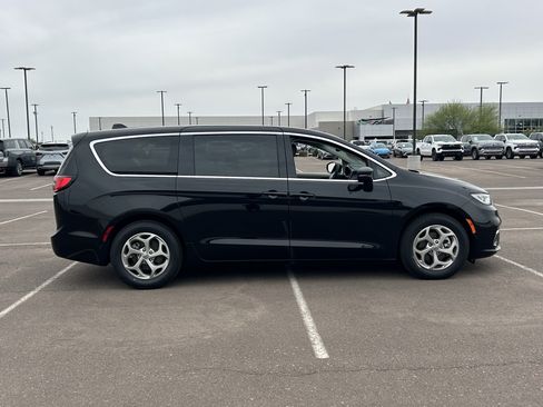 Used 2024 Chrysler Pacifica Limited FWD image 6