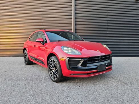 Certified 2024 Porsche Macan Base image 9