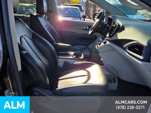 Used 2023 Chrysler Pacifica Touring-L image 18