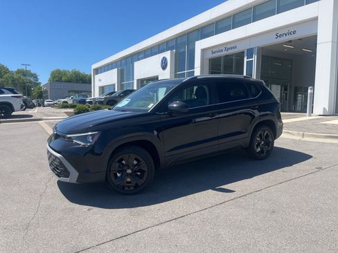 New 2026 Volkswagen Taos SE FWD image 1