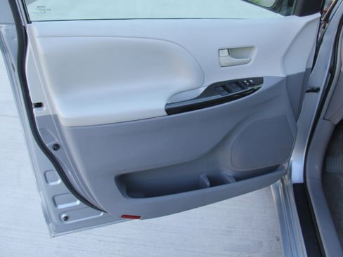 Used 2014 Toyota Sienna L image 15