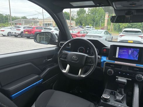 Used 2025 Toyota Tacoma TRD Off-Road AWD/4WD image 32