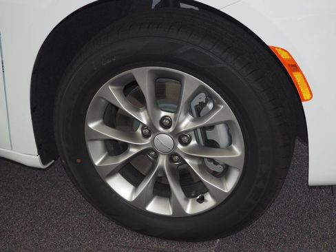 New 2027 Chrysler Pacifica Select AWD/4WD image 10