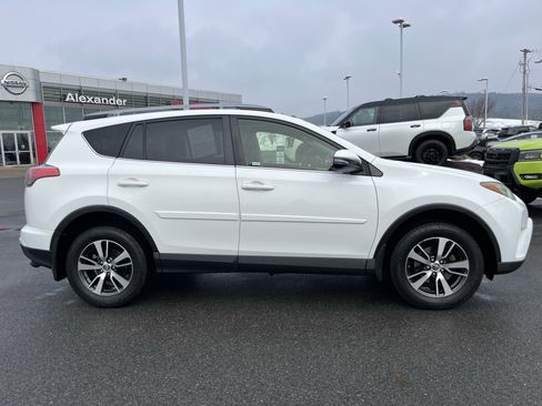 Used 2018 Toyota RAV4 XLE image 2